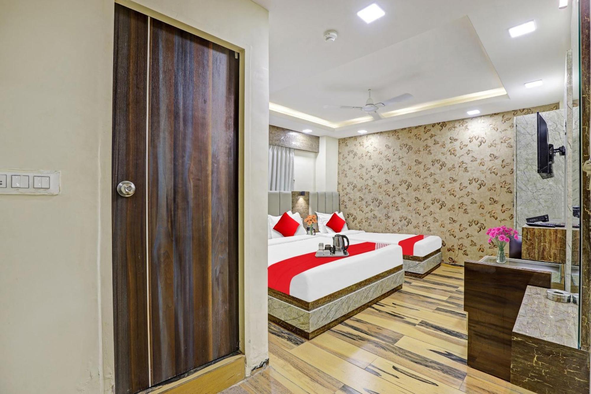 Collection O Hotel Raj Palace Vadodara Exterior photo