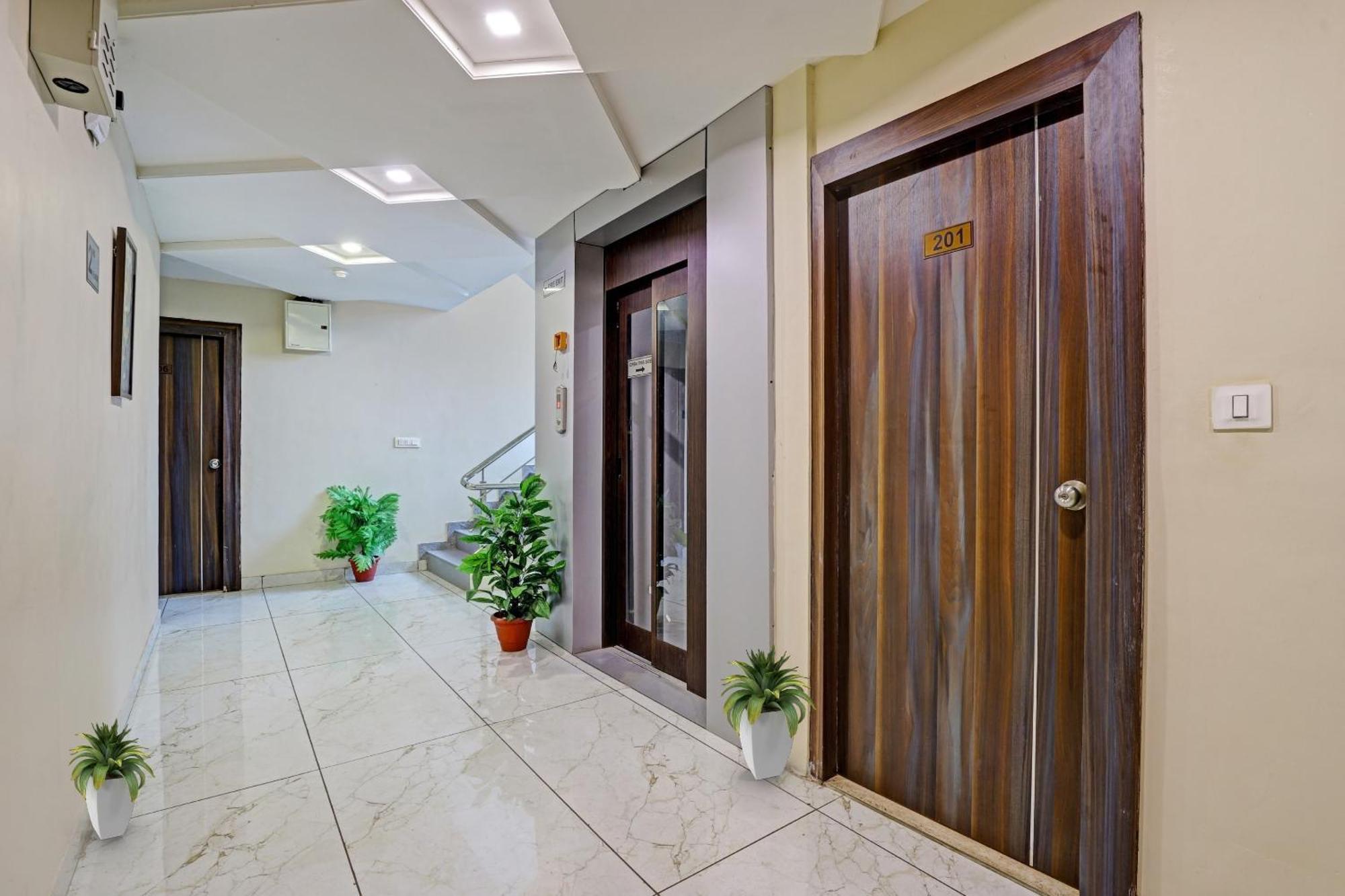 Collection O Hotel Raj Palace Vadodara Exterior photo