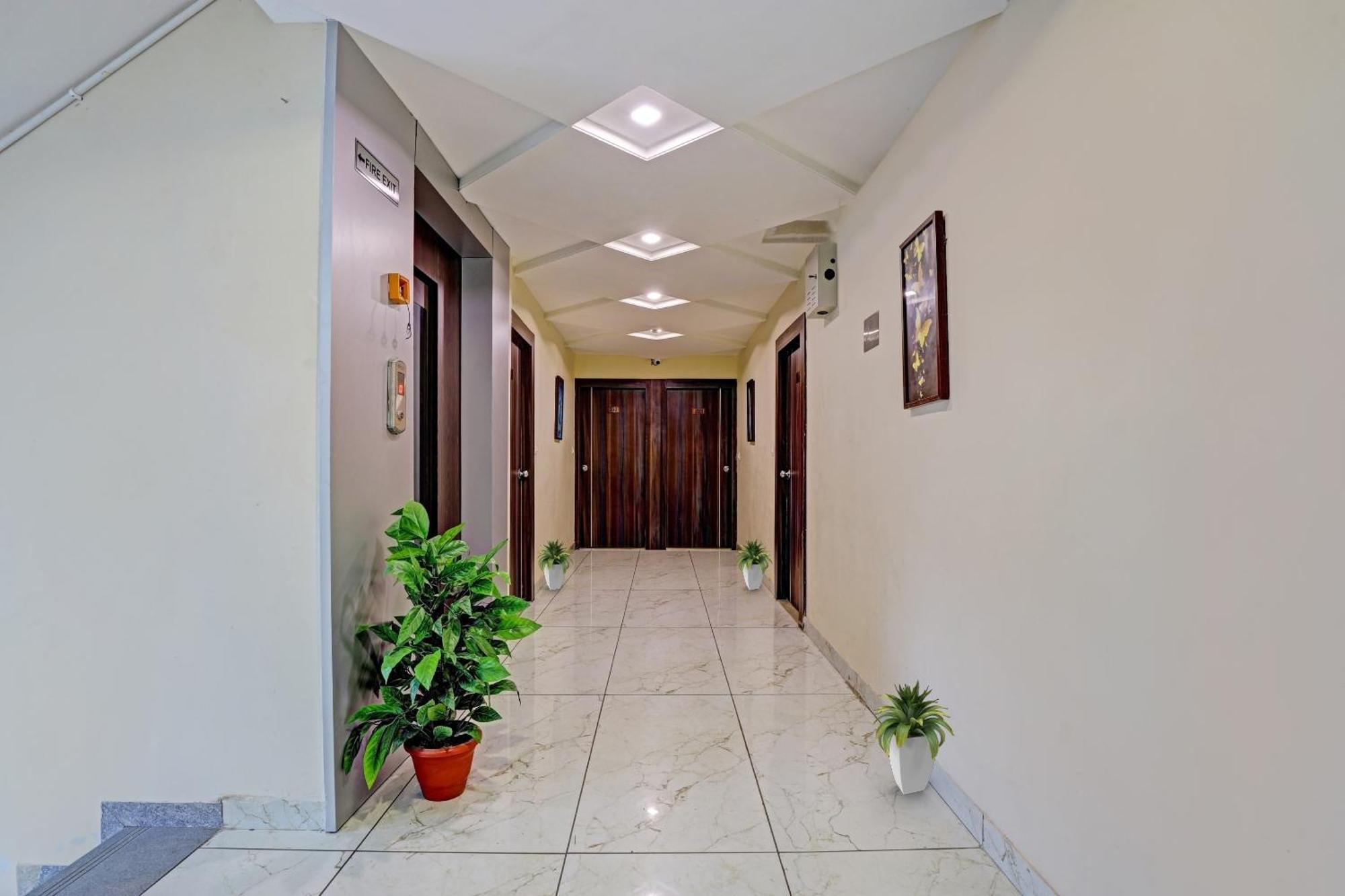 Collection O Hotel Raj Palace Vadodara Exterior photo