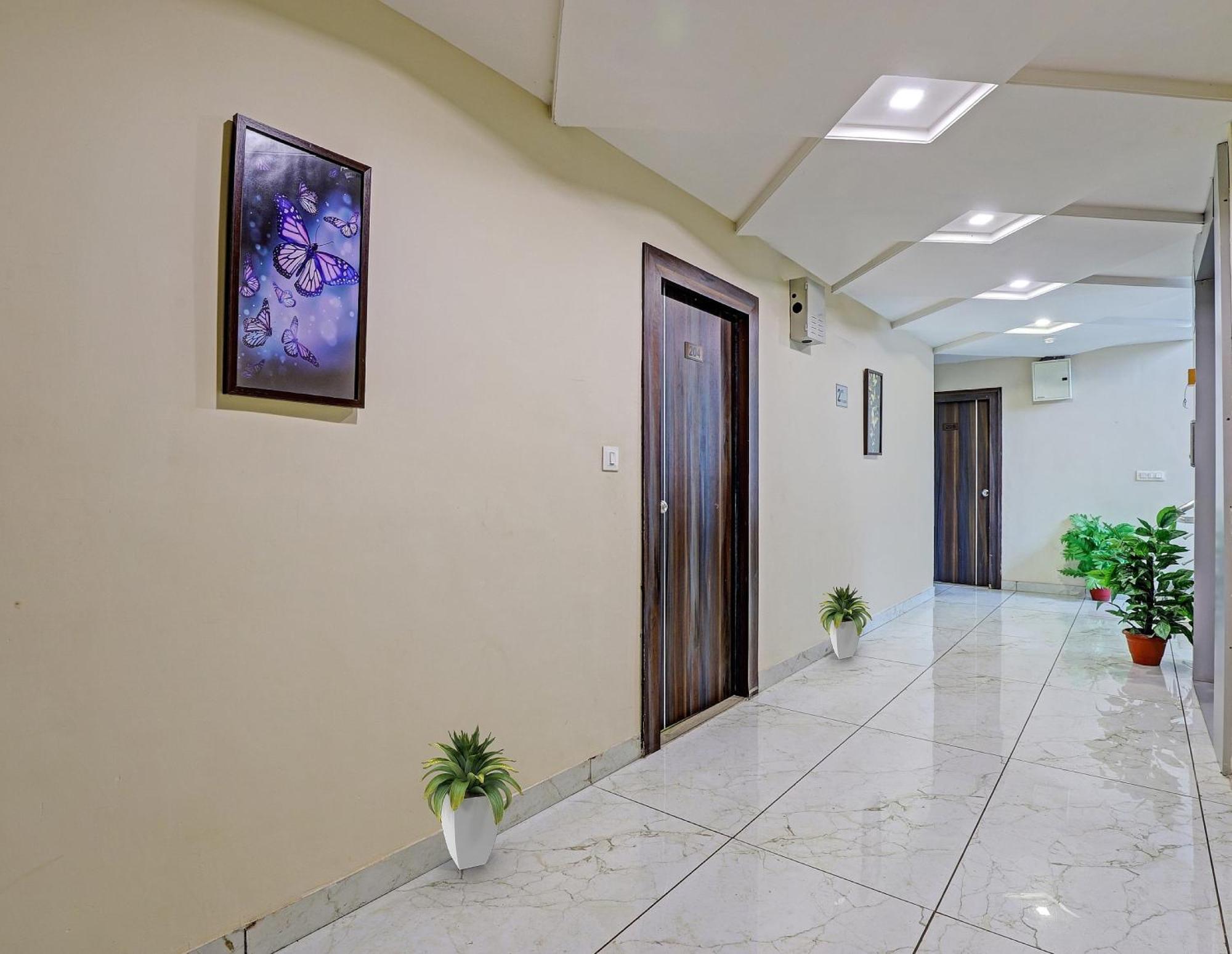 Collection O Hotel Raj Palace Vadodara Exterior photo
